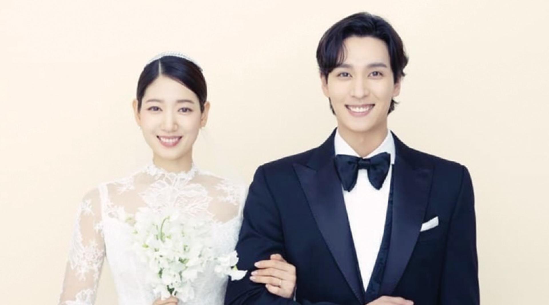 朴信惠和小2岁的崔泰俊在2022年结婚。