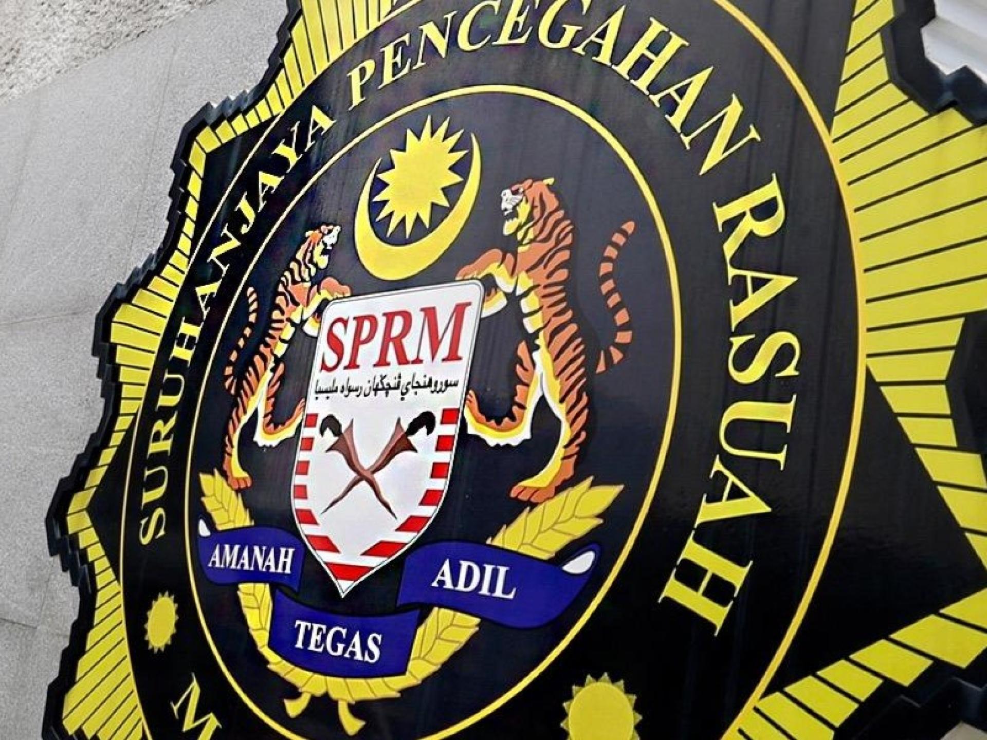 40余岁的嫌犯，向承包商索取10万令吉时当场被捕。