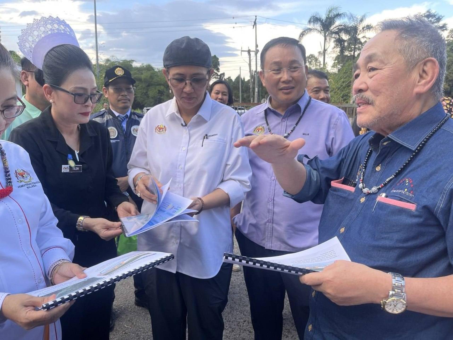 我国卫生部副部长拿督哈尼法（中）聆听当地议员，包括拿督斯里罗伦沙加（右）等人的反馈。右2为威力莫因。