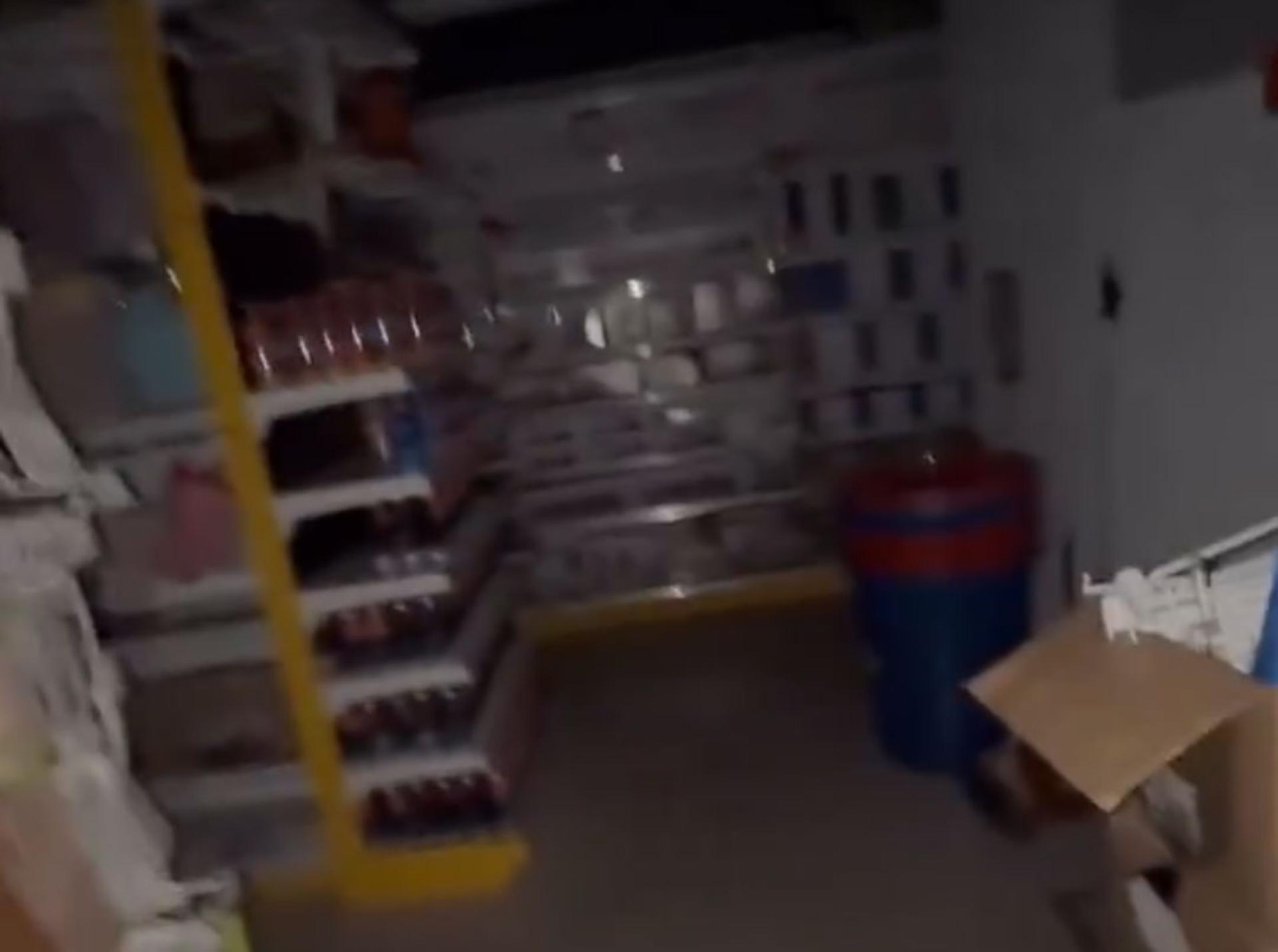 店员在未察觉顾客仍在店内的情况下，关灯并锁上了正门。