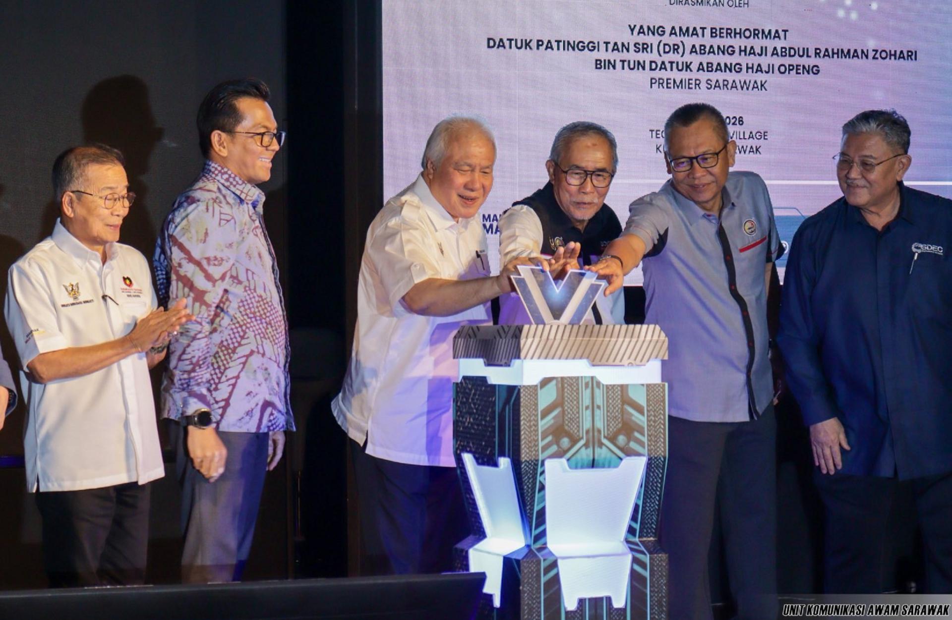 拿督阿玛阿旺登雅（左3）为活动主持仪式。