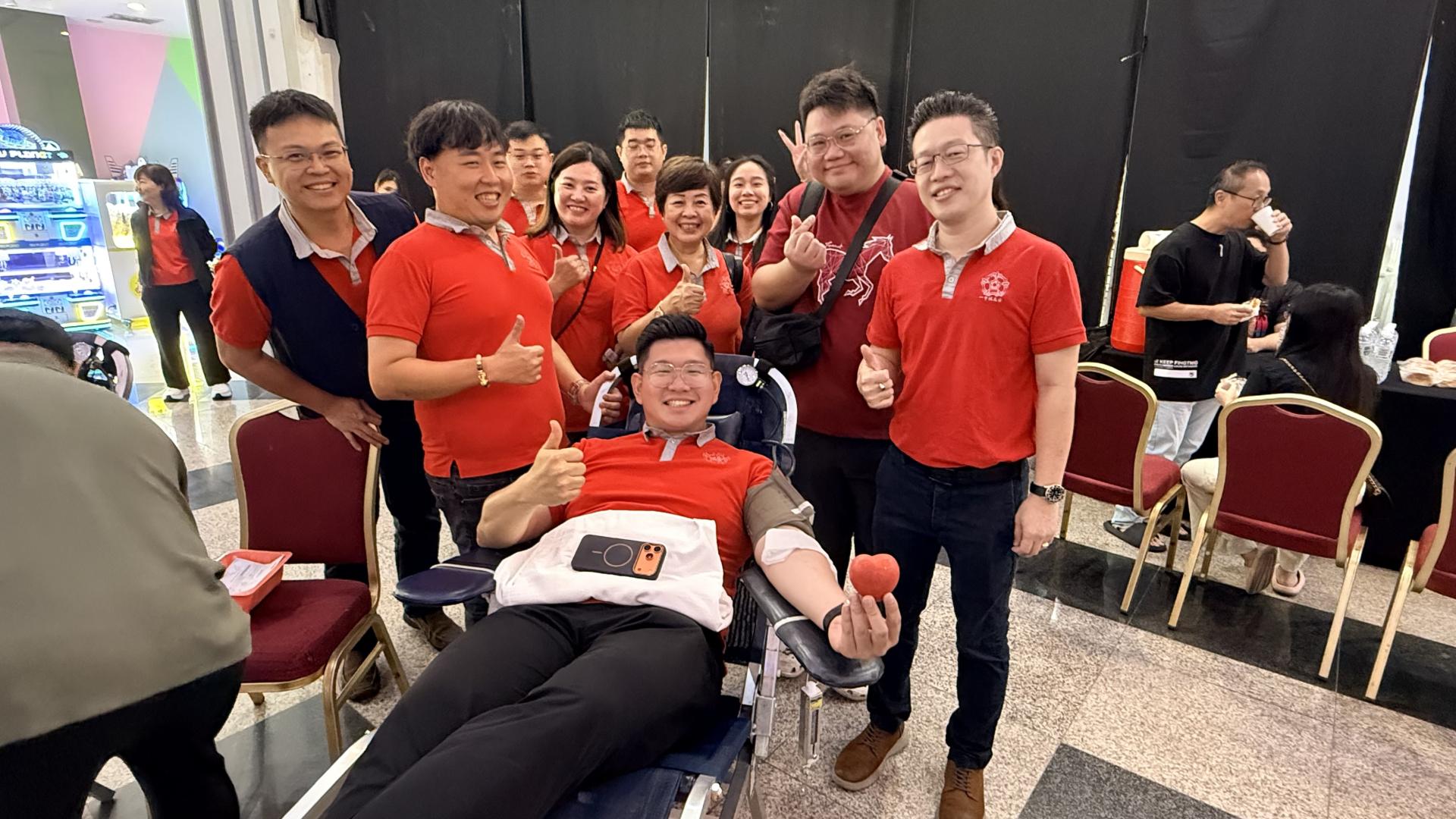 一中校友会青年团捐血活动获得热烈响应。