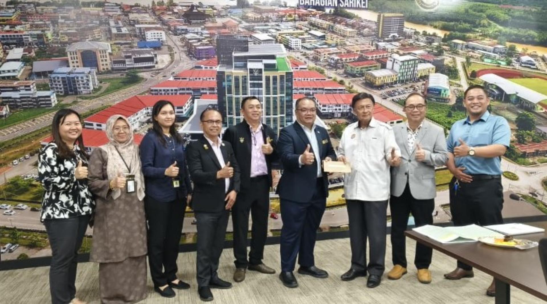 威廉玛旺主持RADDA巴干项目会议后移交拨款。