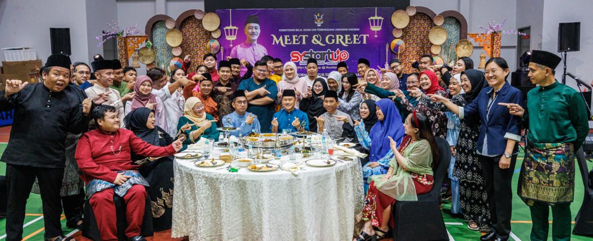 砂青年、体育及创业发展部副部长拿督里宾拉末与出席者合影。