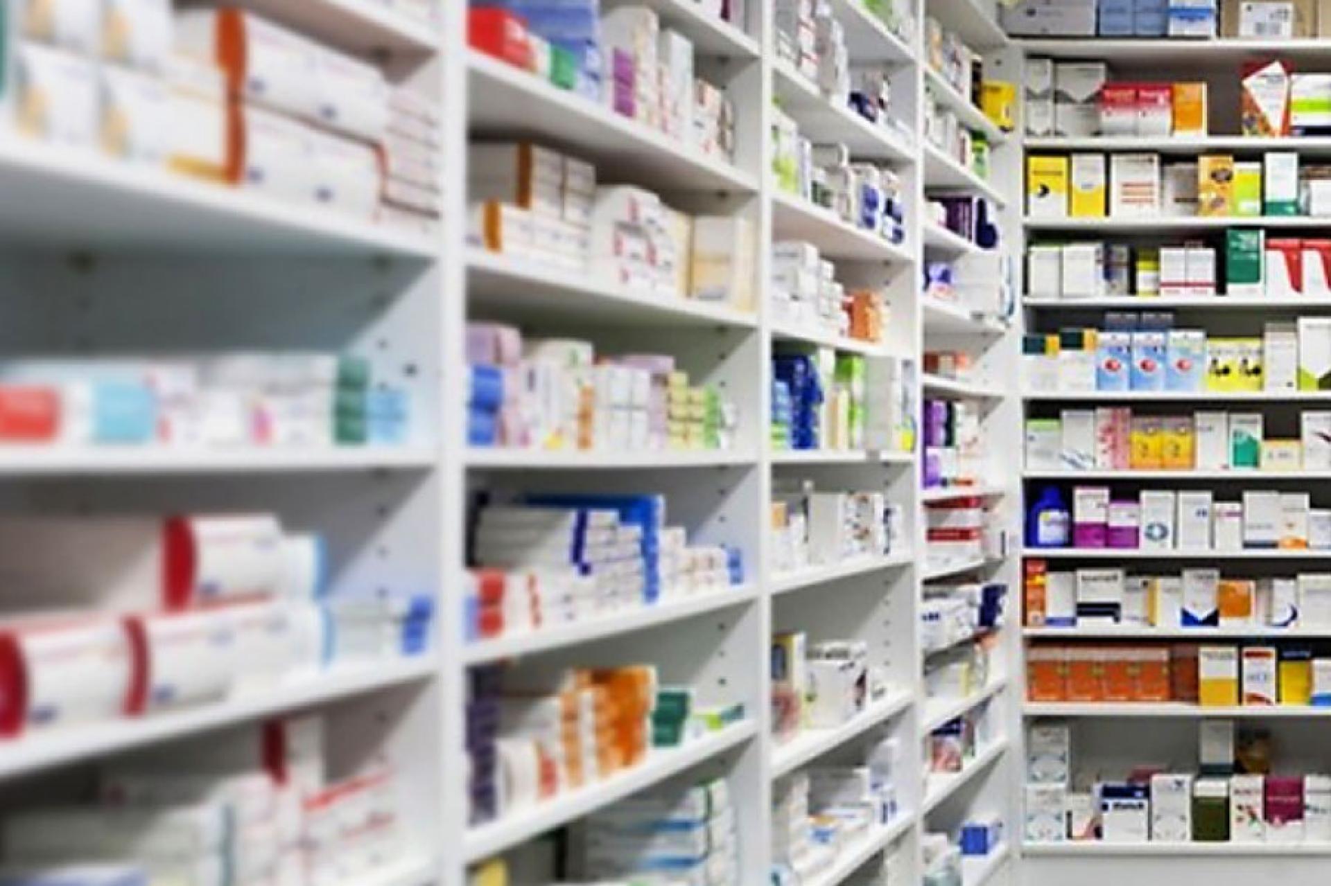 卫生部指，国内药物供需至少可维持稳定至今年6月底，民众受促勿恐慌购药作为长期储备用途。（示意图）