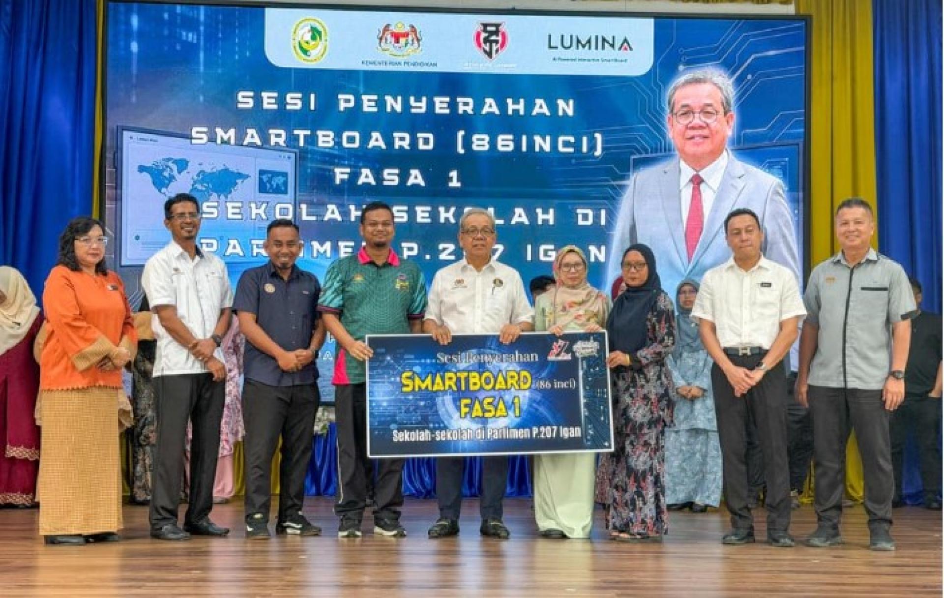 阿末佐尼在马都SMK Matu主持智能白板移交仪式。