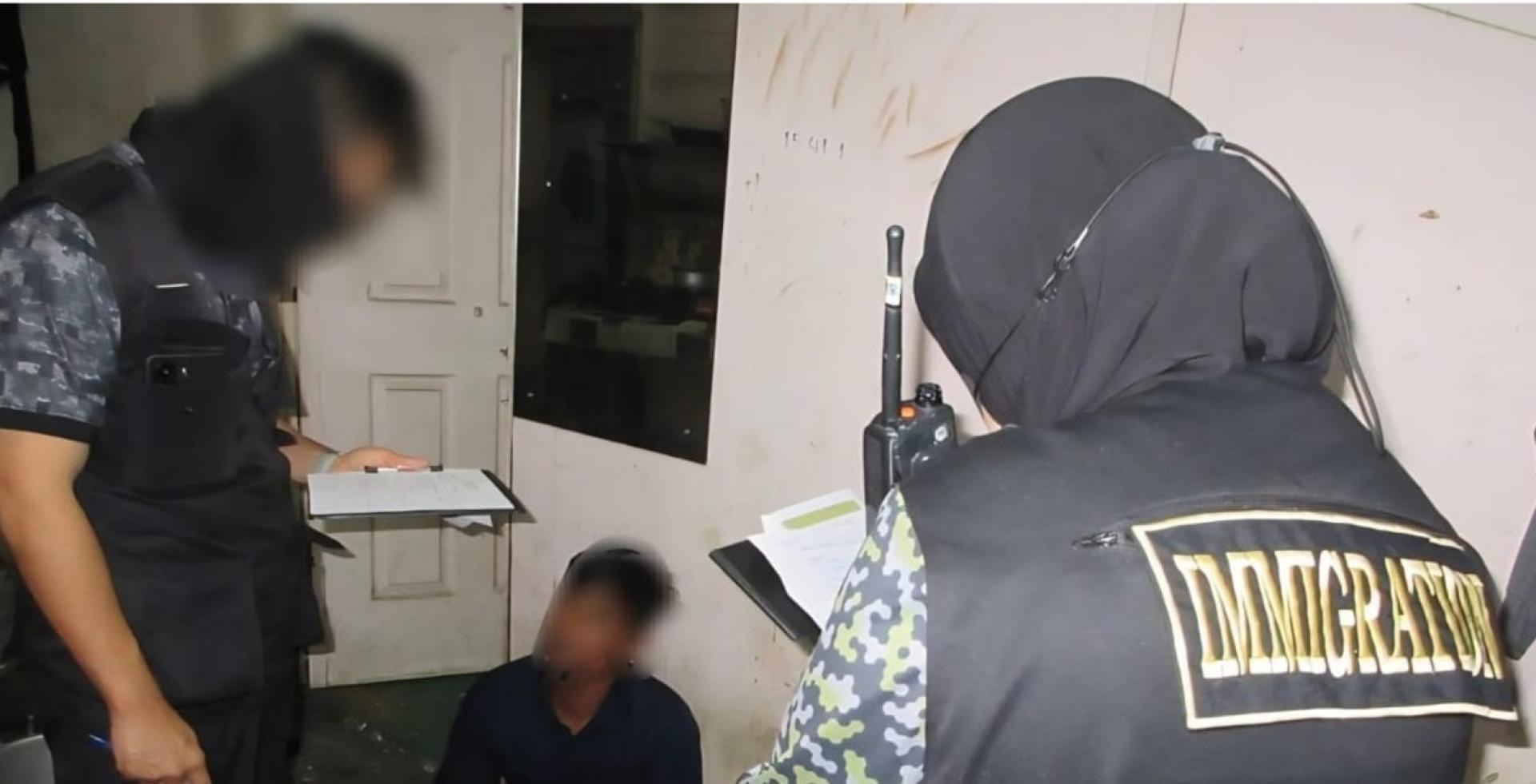 执法人员进行检查