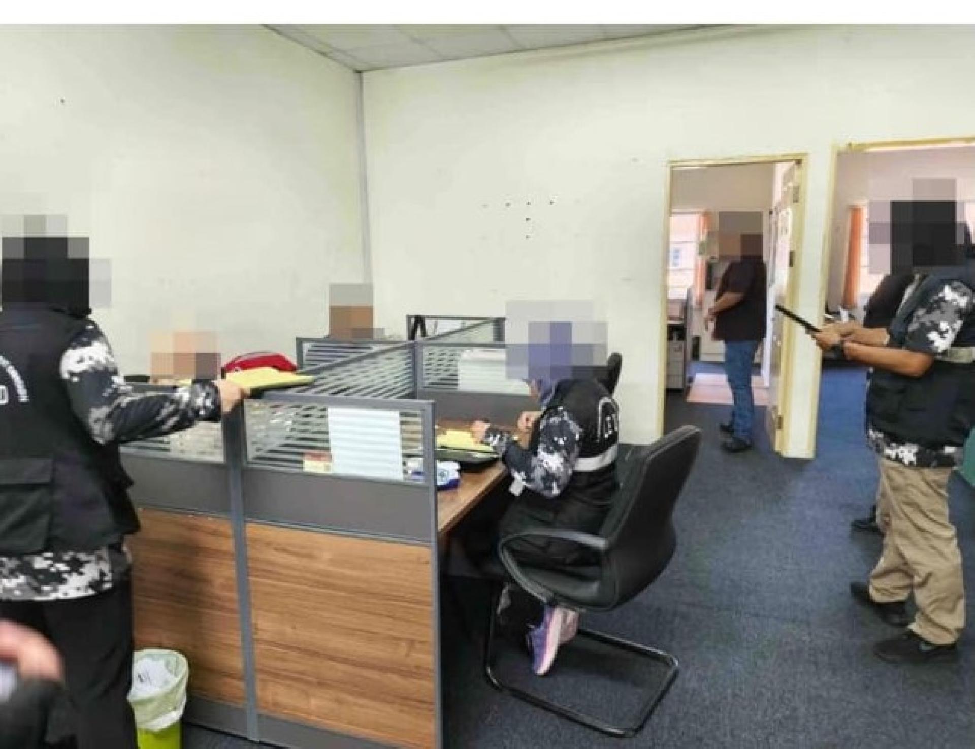 执法人员在雇主办公室进行检查