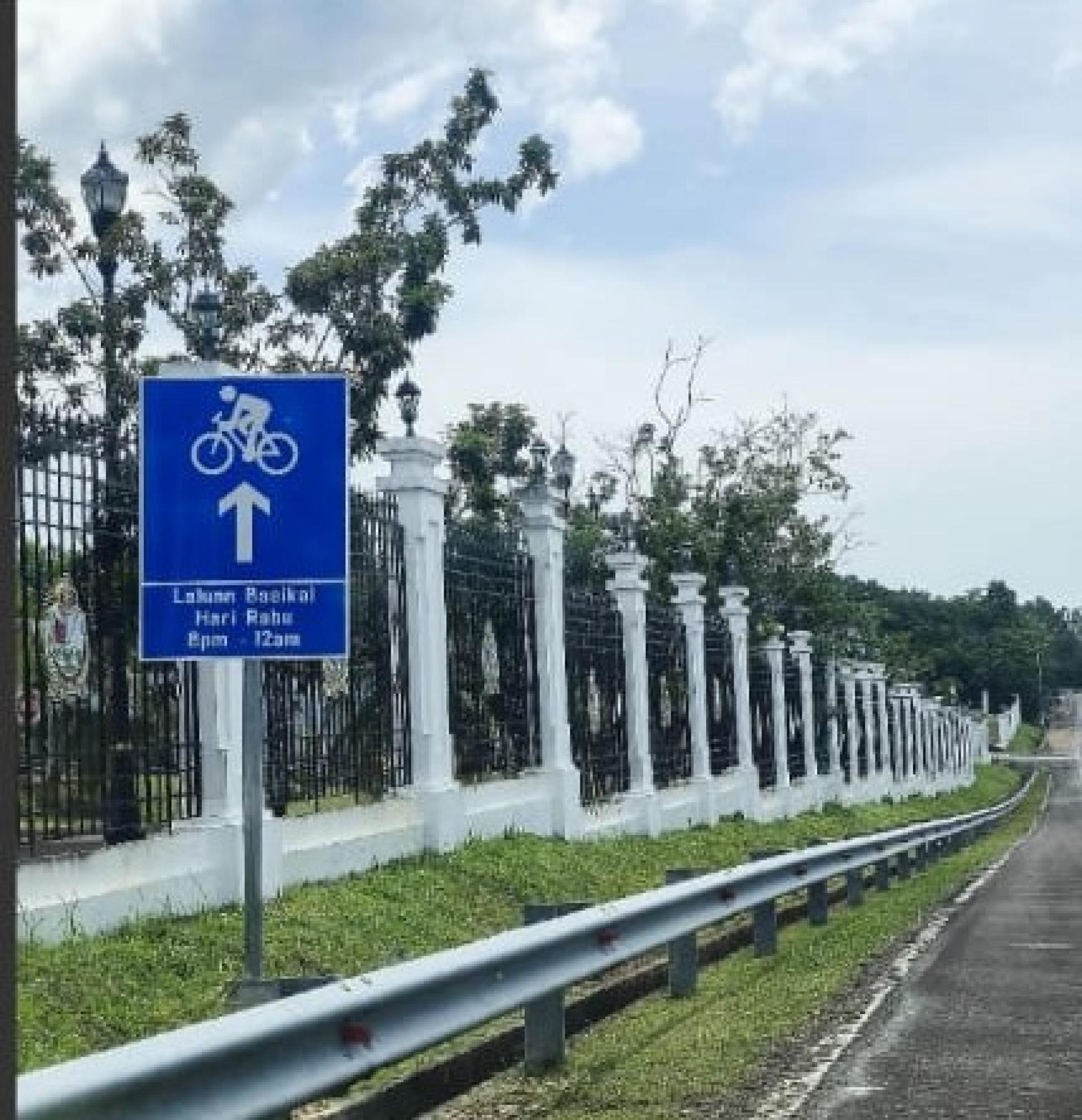 骑自行车始终遵守交通规则和标志