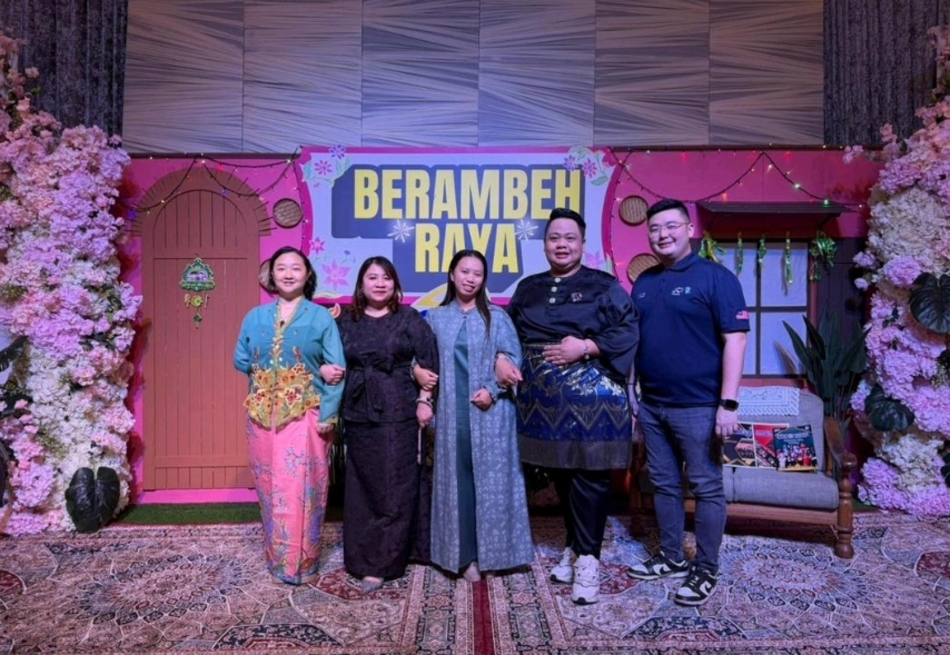 JCI古晋成员参与azam开斋节活动上合影。