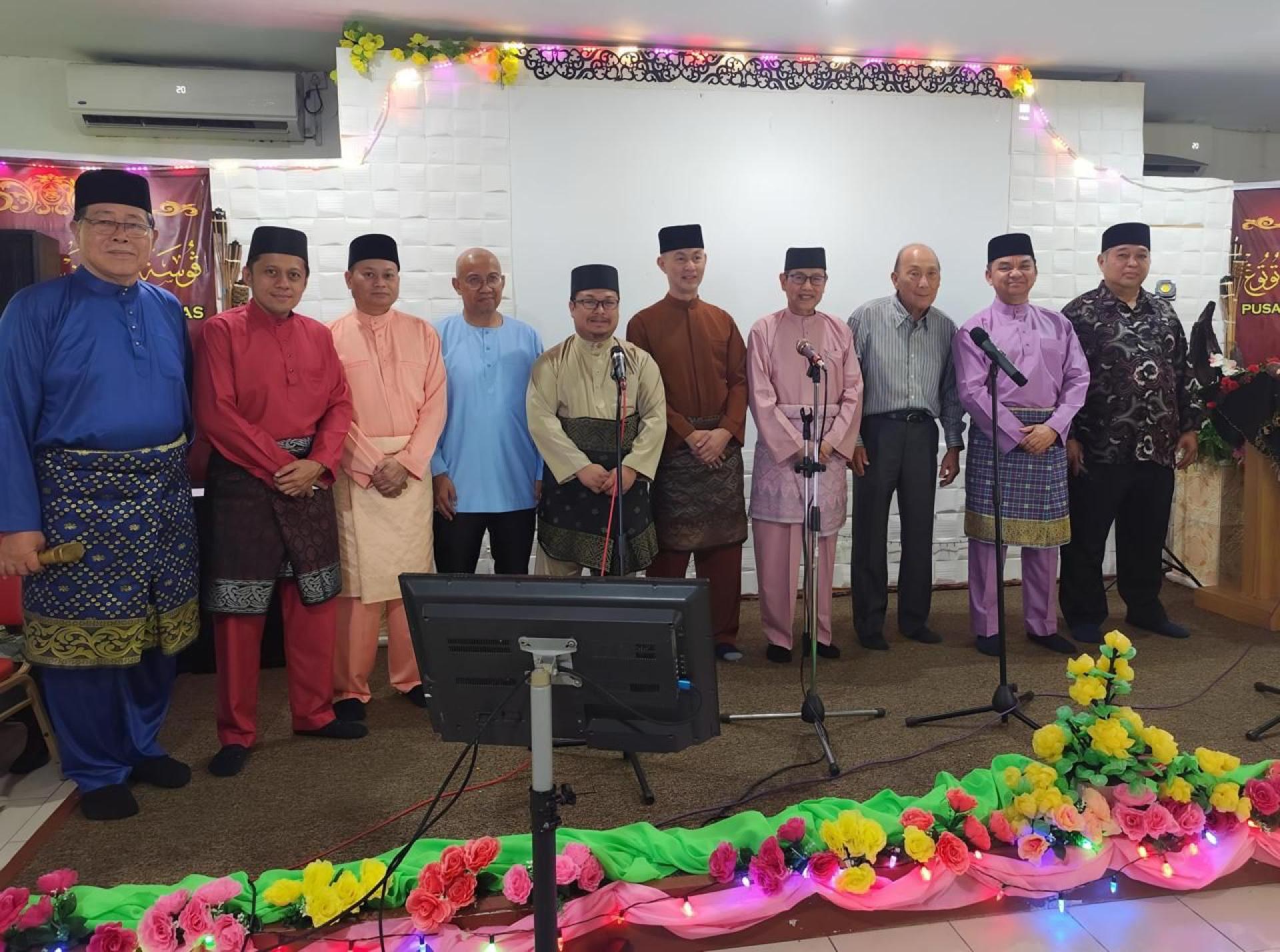 都东县乐龄活动中心开斋节庆祝活动，图为出席的主宾和嘉宾们。右3为丕显甲必丹拿督吴景进。