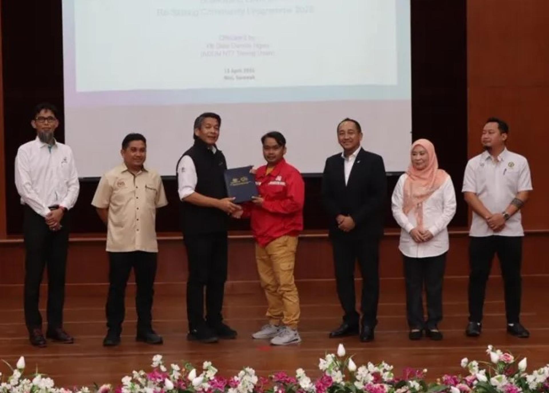 丹尼斯（左3）在美里ADTEC礼堂主持脚手架第二级培训课程闭幕礼时，为学员颁发证书。