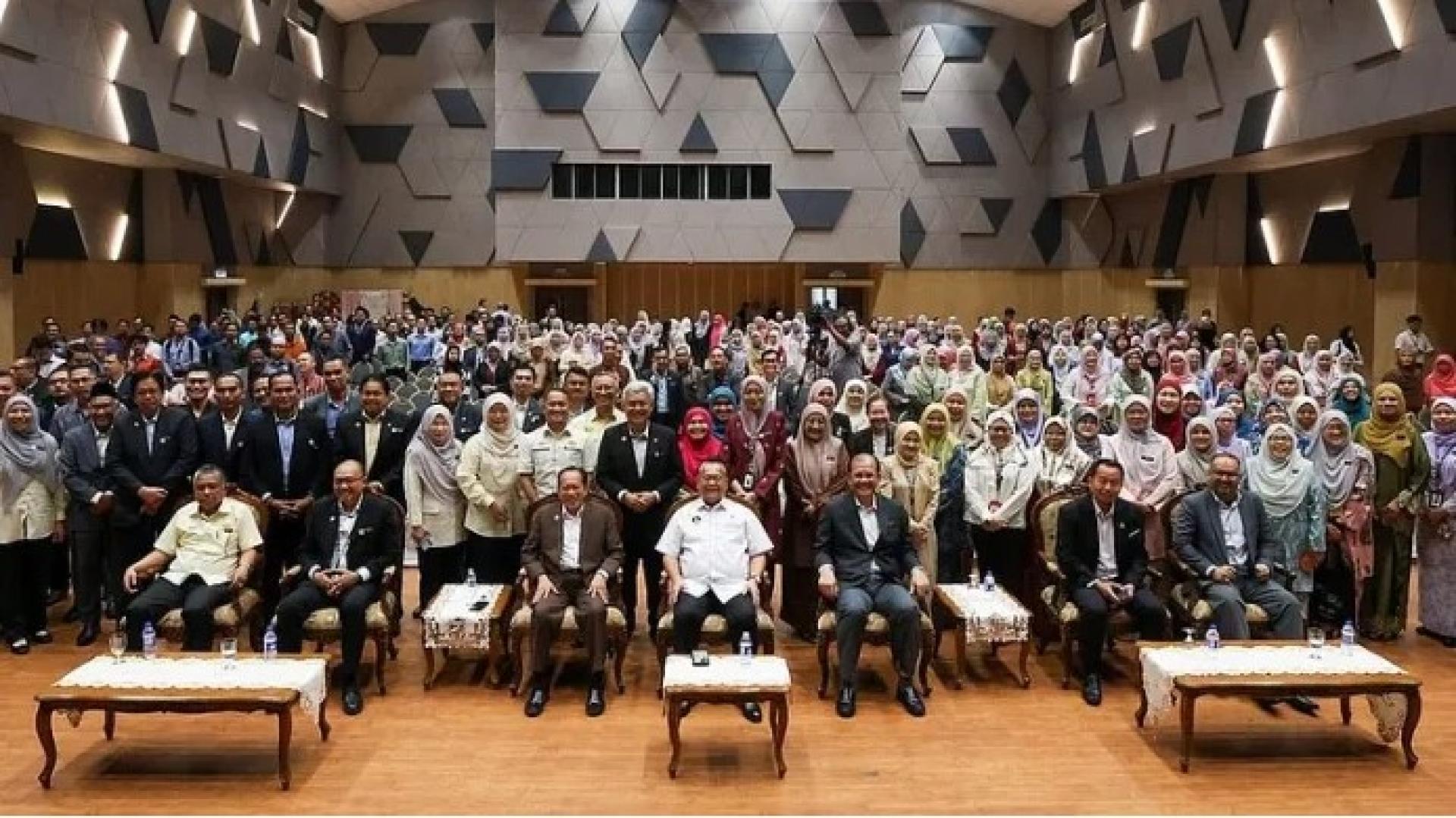 南达（坐者中）于2026年4月14日在吉隆坡出席工程部月度集会。