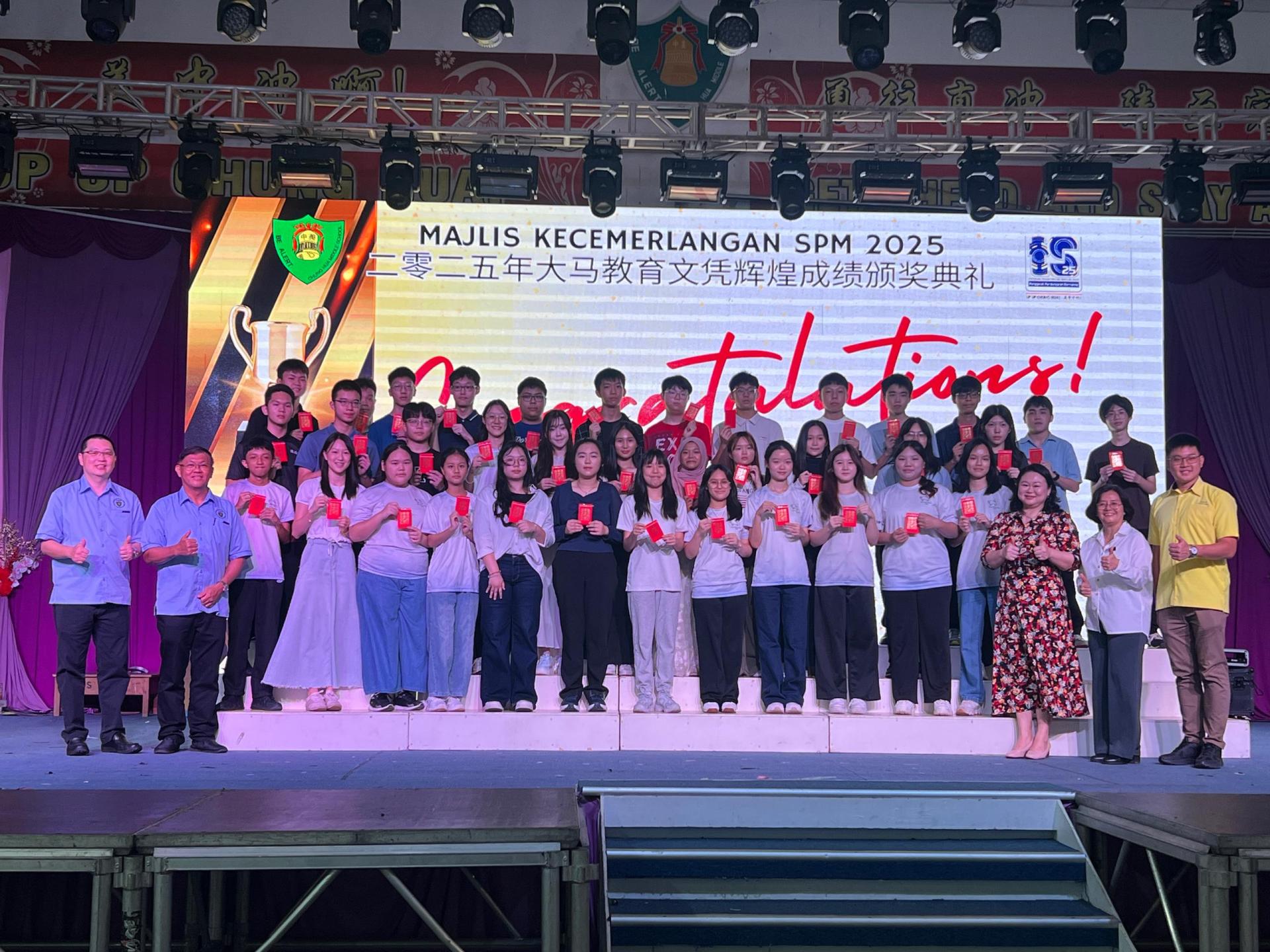 在大马教育文凭考试中考获全A的学生与美里中华中学董事长蔡幼兰的代表陈丽黛（前排右三）及校长赖佳玲（前排右二）合影。