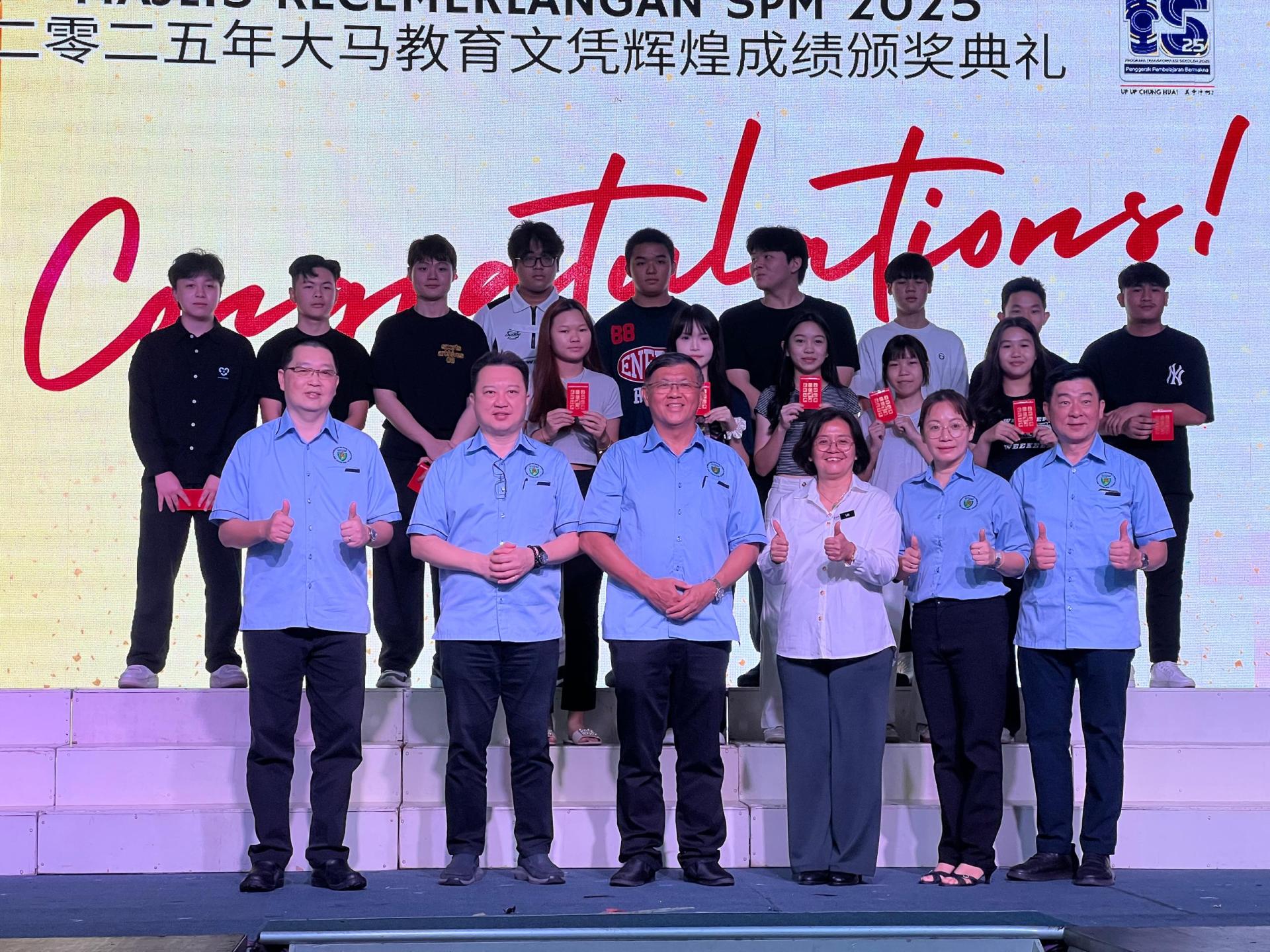 家教协会主席温陈通（前排左三）颁发奖金予在大马教育文凭考试中全科及格的5SK5、5SK6、5SK7及5SK8班学生后，与得奖者合影。