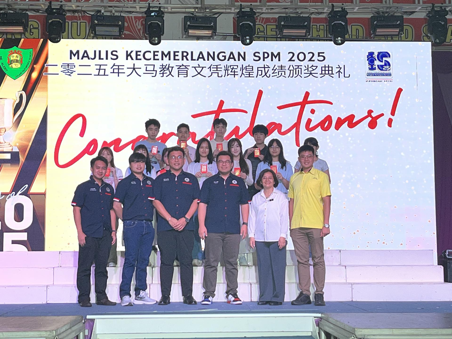 在大马教育文凭考试华文文学科获得A等成绩者与嘉宾们合影。前排右二起为赖佳玲及张元德。