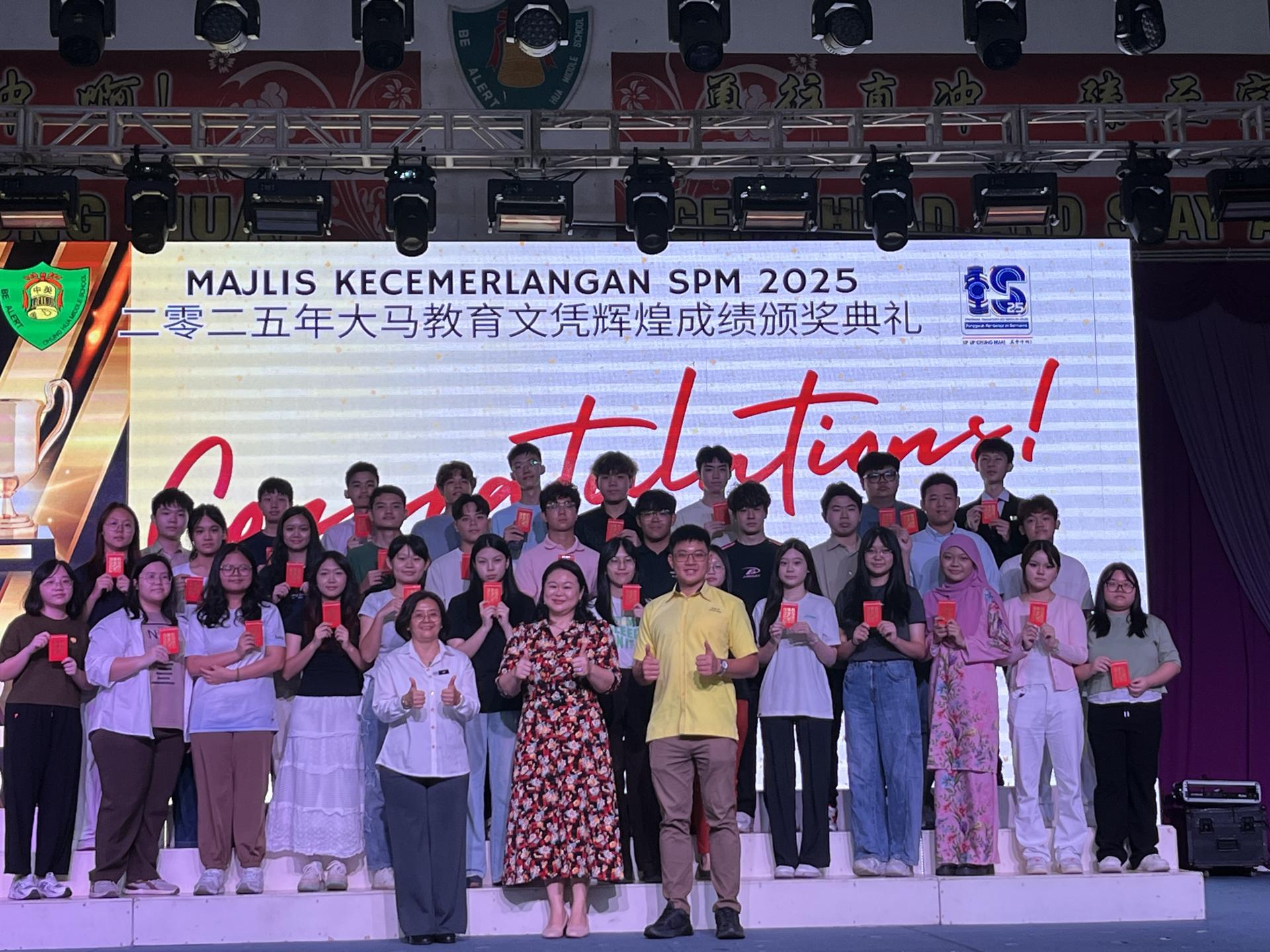 获得优异成绩的学生合影。前排左1起为赖佳玲、陈丽黛、谢家洪。