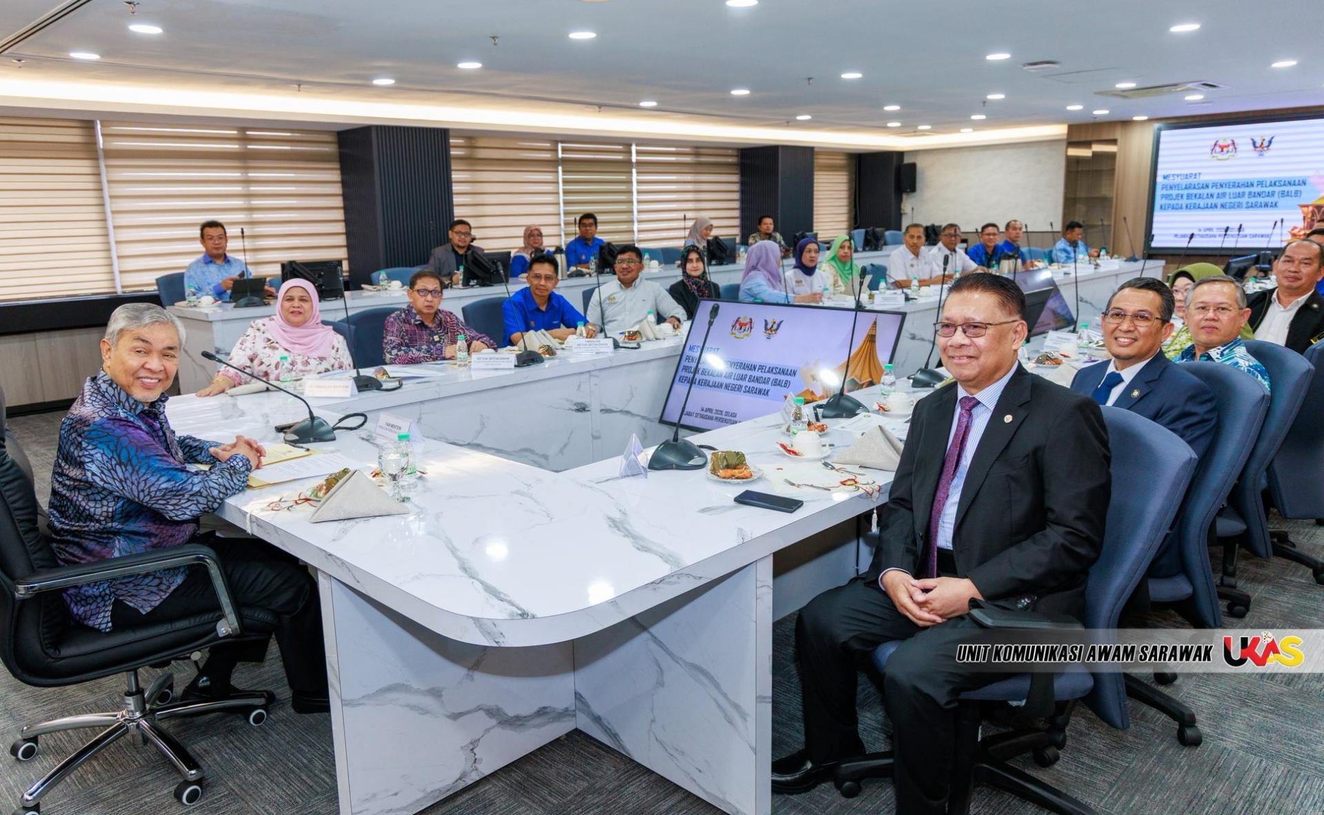 副首相拿督斯里阿末扎希（左）主持乡村供水计划工程协调会议。右及左2分别为砂公用事业及通讯部长拿督斯里朱莱希诺拉威及联邦乡村及区域发展部副部长拿督鲁比雅。