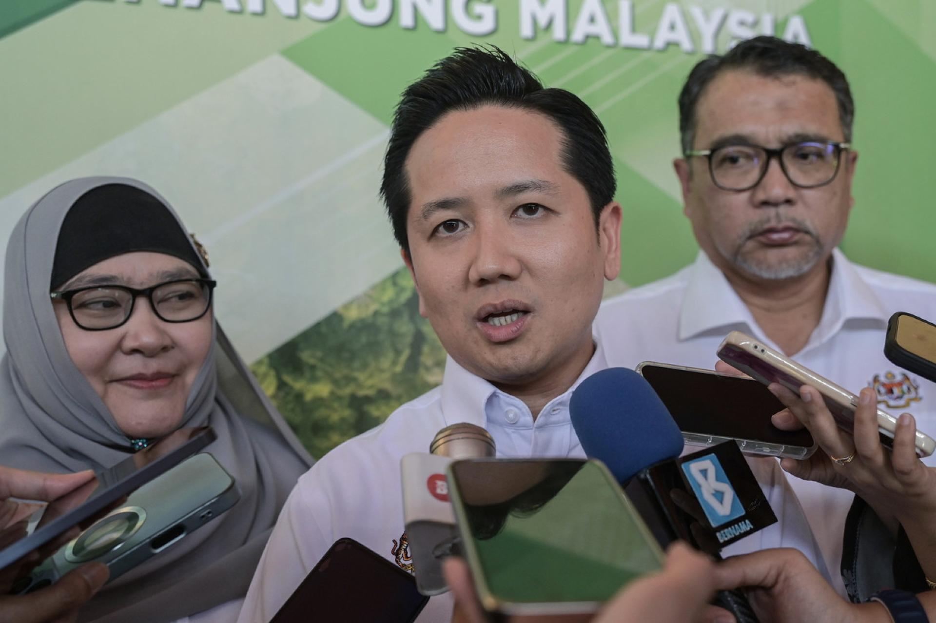 亚瑟古律（中）：由于气候持续高温干燥，因此会在下周在马六甲及柔佛展开布云造雨行动。