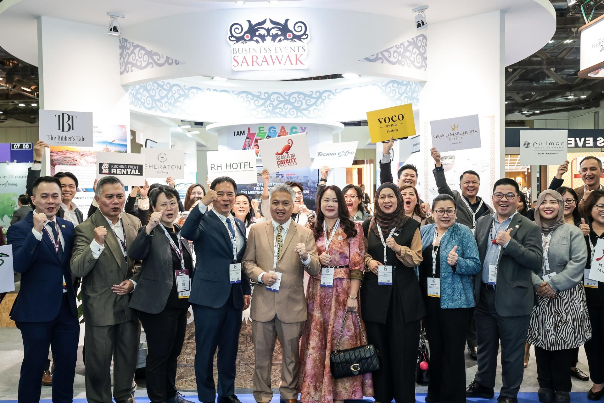 拿督史诺登（左5）、拿督许赞麒（左4）等嘉宾共同与砂拉越参展摊位代表合影。