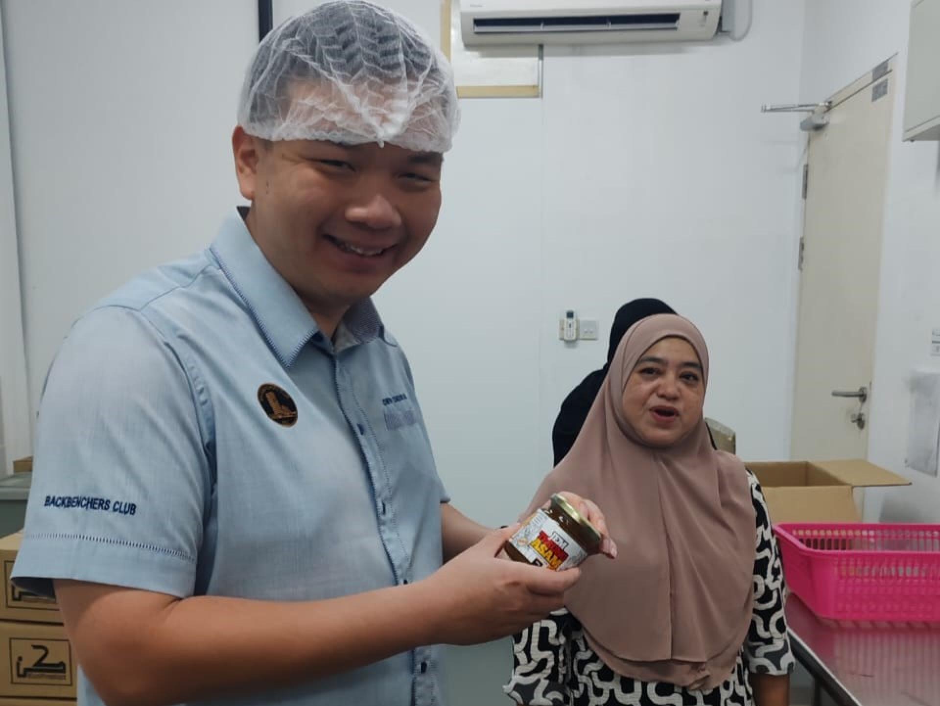 赵俊文（左）在了解生产流程，并亲自品尝相关产品，以深入认识该企业的发展模式与潜力。