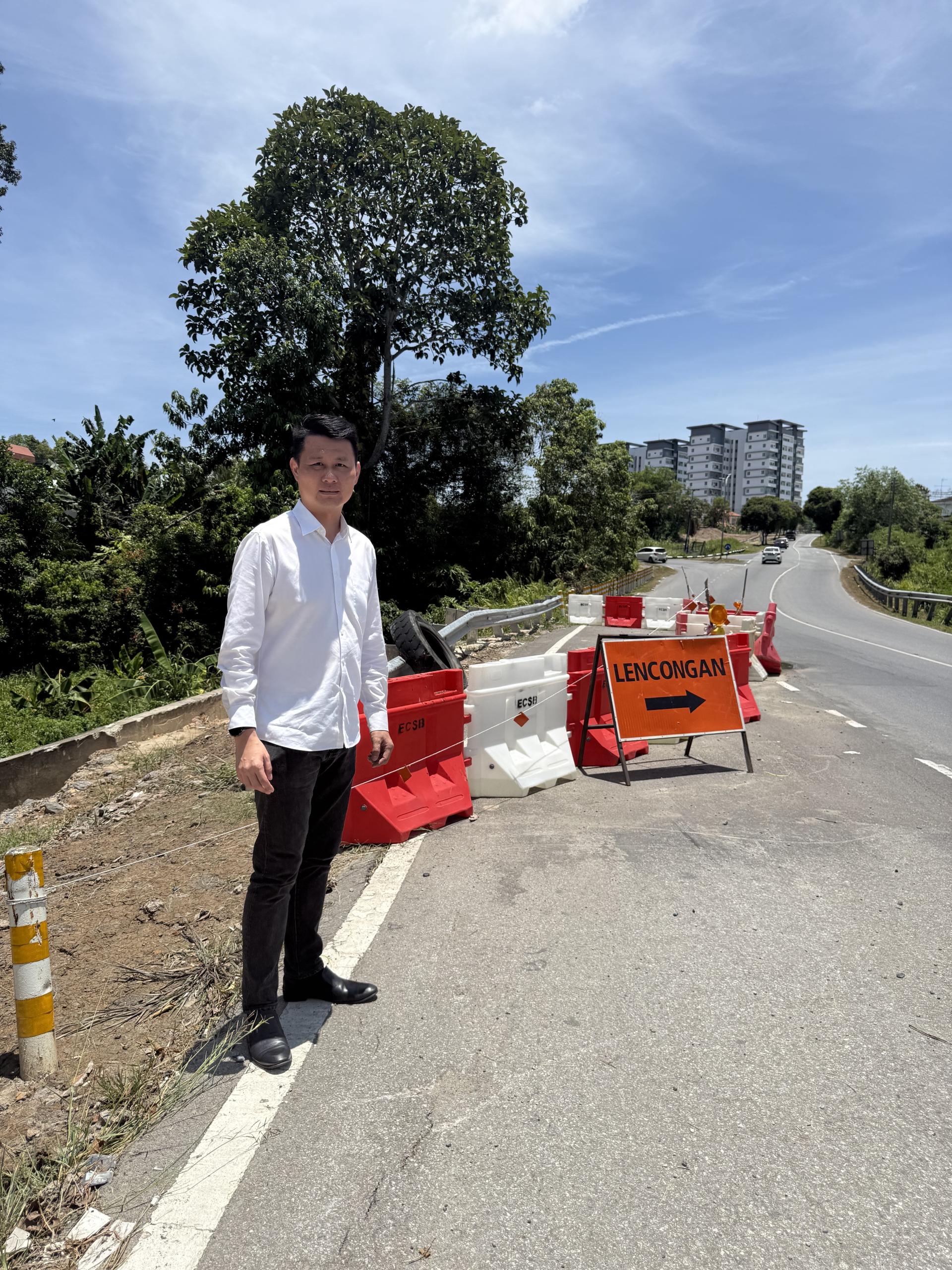 砂希望联盟兼行动党秘书林思健昨天中午再度前往现场勘查情况，他一再代表市民呼吁当局尽快展开全面修复工程，以保障安全。