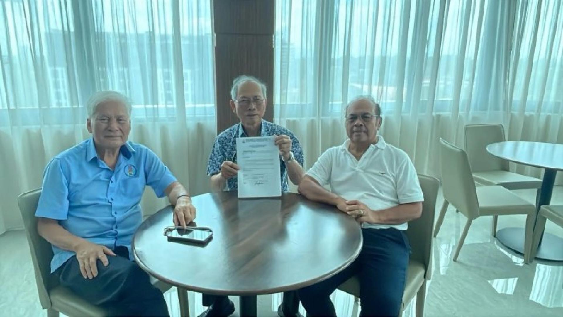 沙朗（中）从主席Allan Keripin（左）手中接过2026年至2029年DCCI特别顾问委任状，右为高级副主席Winsel Ahtos在旁见证。