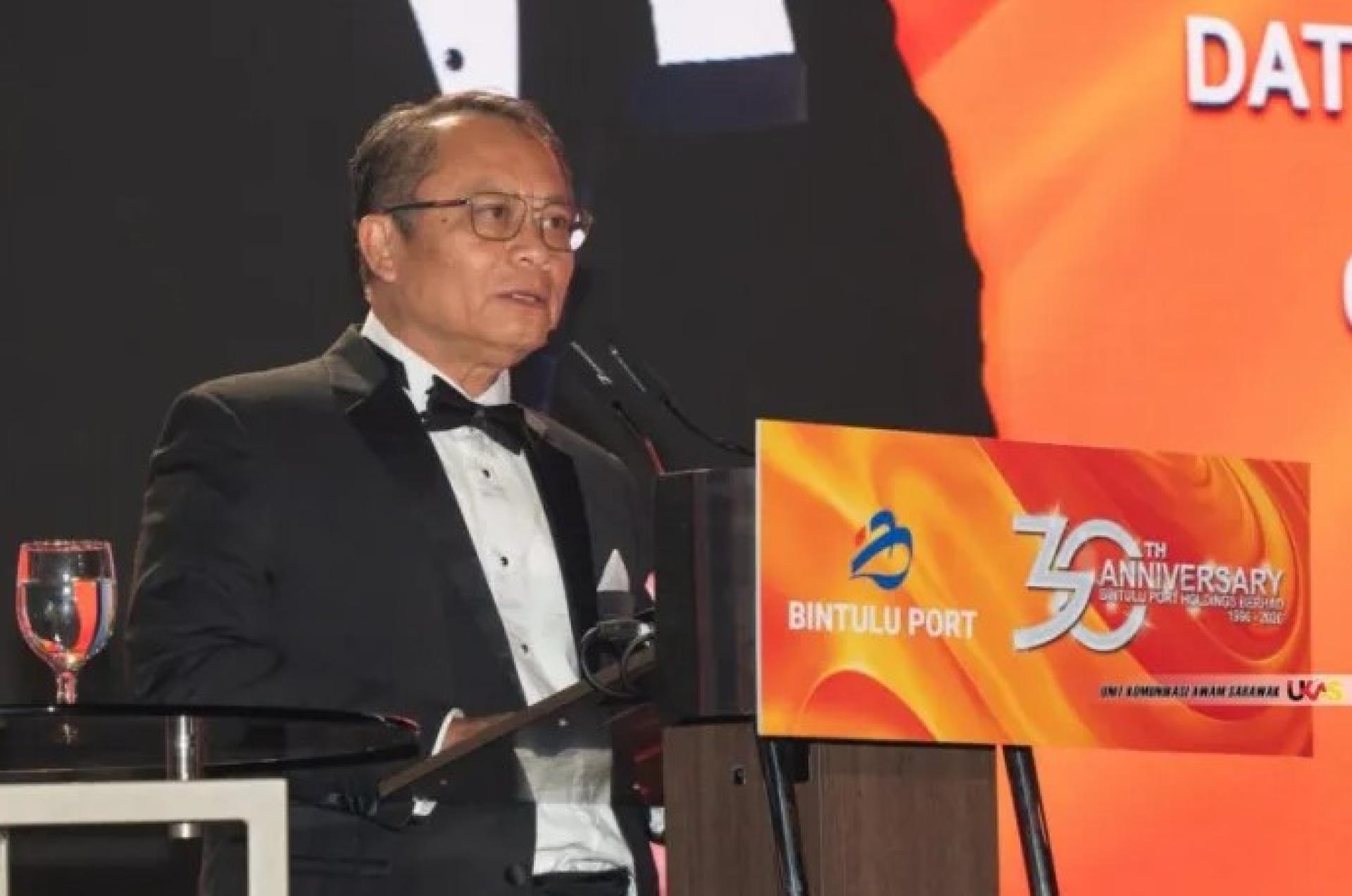 马祖基于周二（4月14日）在酒店举行的民都鲁港控股30周年庆典上发表演讲。