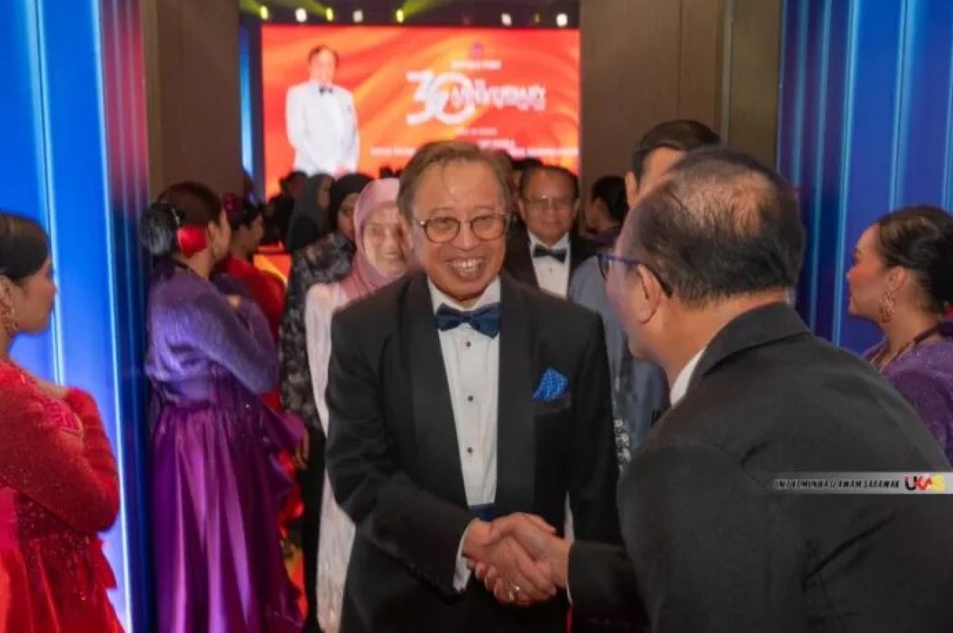 阿邦佐哈里于2026年4月14日抵达民都鲁港控股30周年庆典现场。