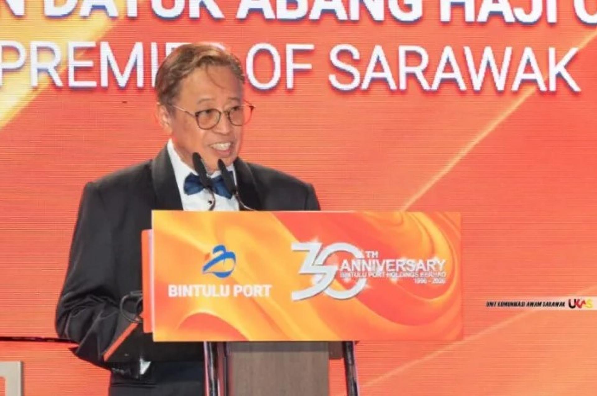 阿邦佐哈里于2026年4月14日在古晋出席民都鲁港控股30周年庆典并发表演讲。