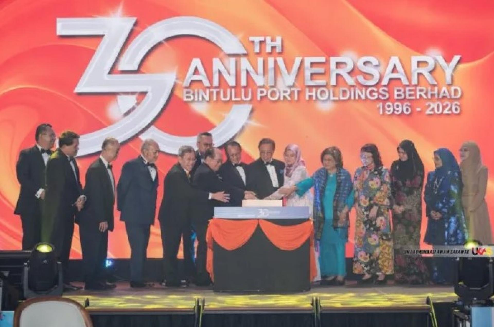 阿邦佐哈里（右7）与嘉宾在古晋出席民都鲁港控股30周年庆典并主持切蛋糕仪式。