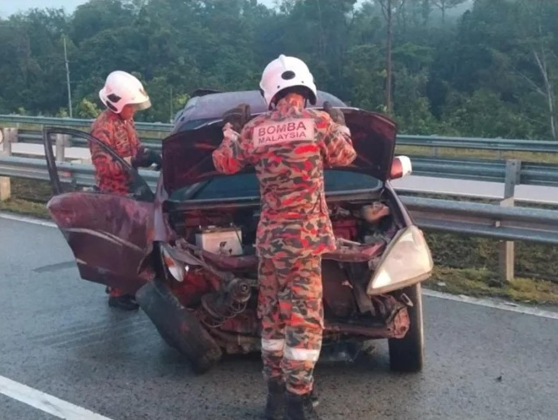 消防人员检查一辆在斯里阿曼—西连泛婆大道自撞事故中损毁的车辆，该事故导致一名26岁司机身亡。