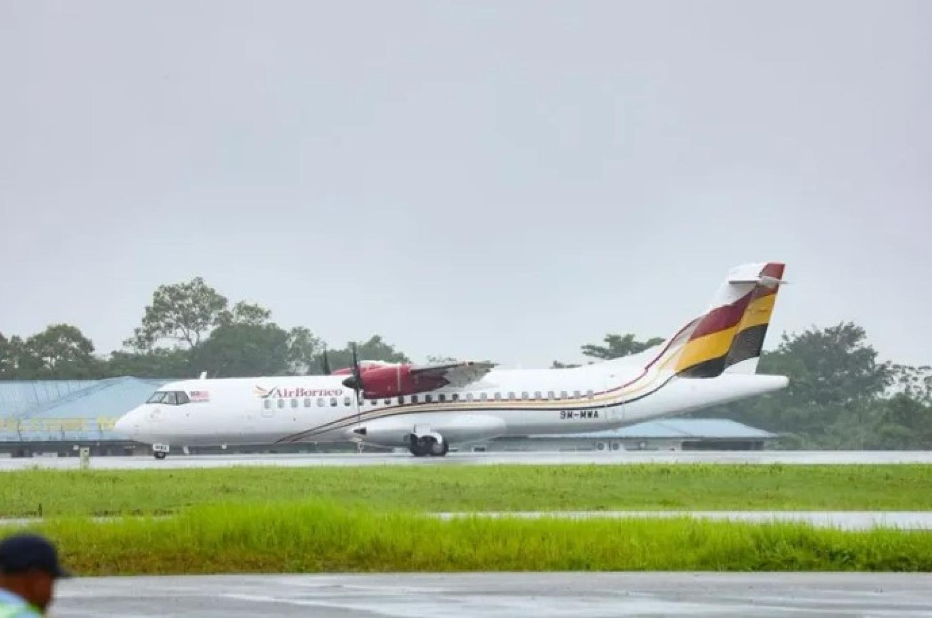 AirBorneo飞机停靠在古晋国际机场跑道上的资料照片。