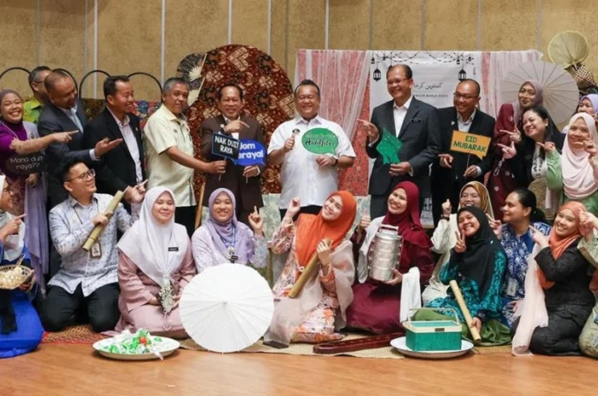 南达（中）与工程部官员在吉隆坡主持部门月度常会后合影留念。