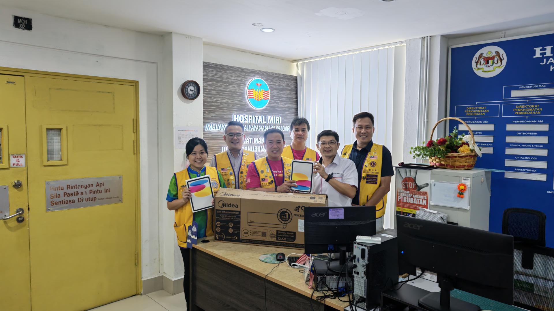 窦家雄市议员（左3）将有关物资移交予美里医院院长黄修儒医生（右2）时摄。