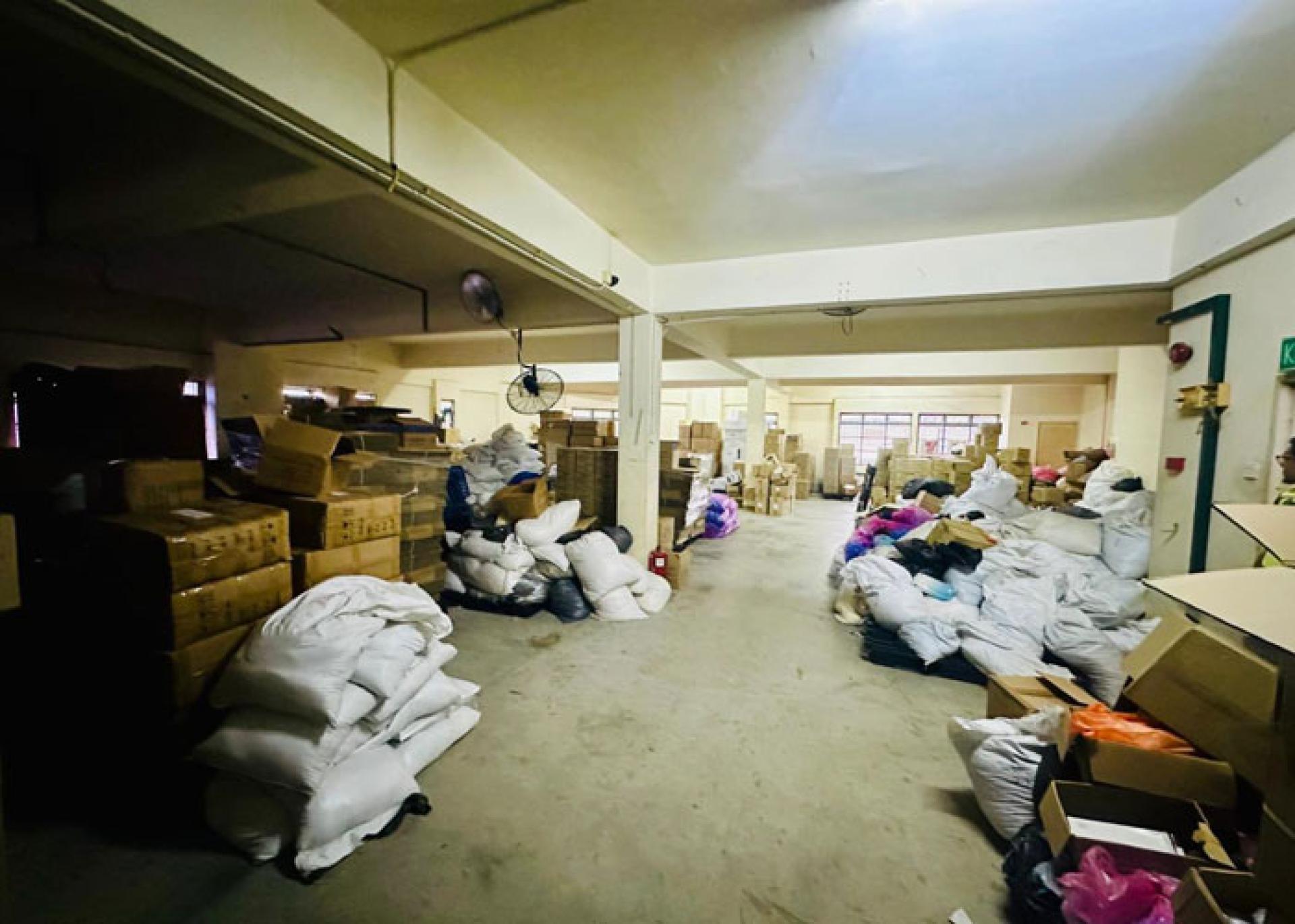 执法单位在联合行动中起获大批“黑市”手套。