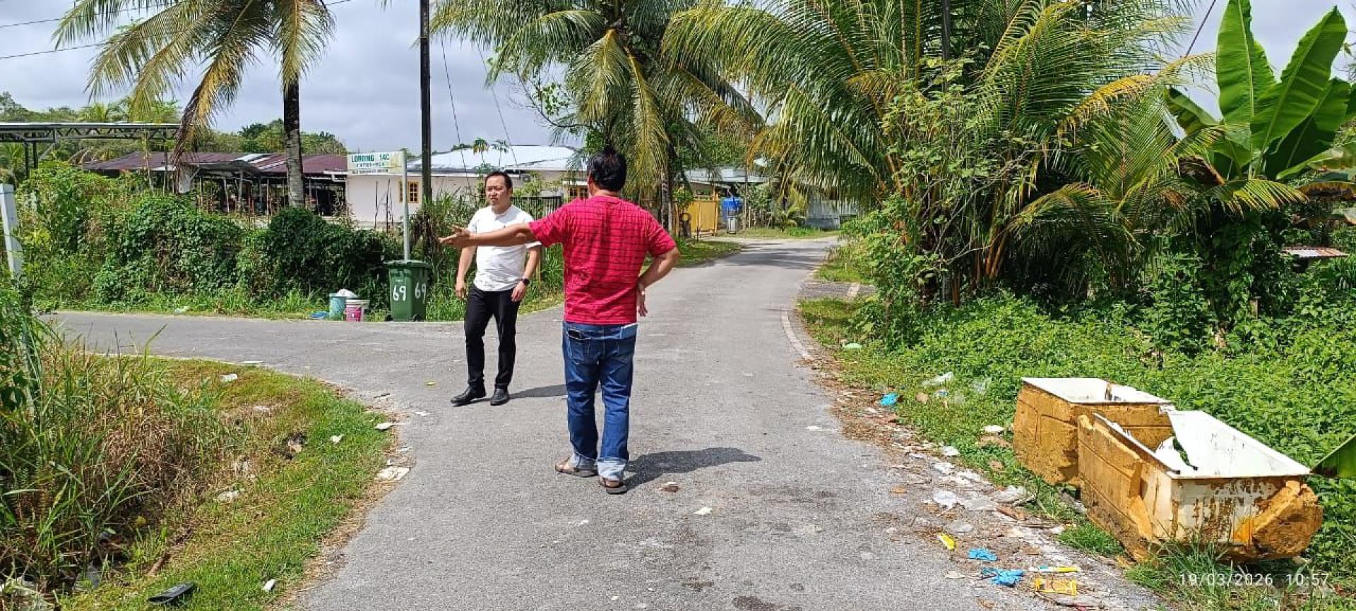 当地居民向江峰年（左）反映当中的不满。