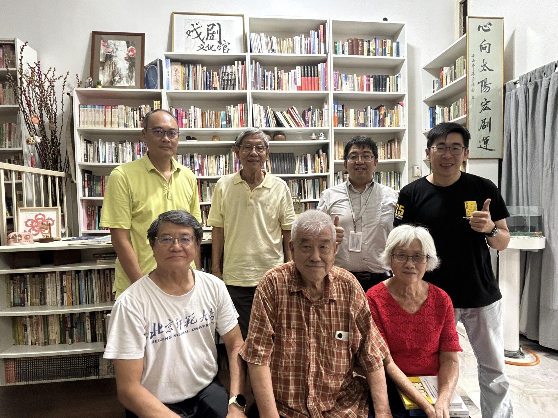 新加坡译者郭润（后排左2）捐赠175本影视书刊丰富戏剧文化馆馆藏。前排左起李秉蘐、陈定远和双紫；后排左起孙天洋、郭润、杜振尊和沈国明。