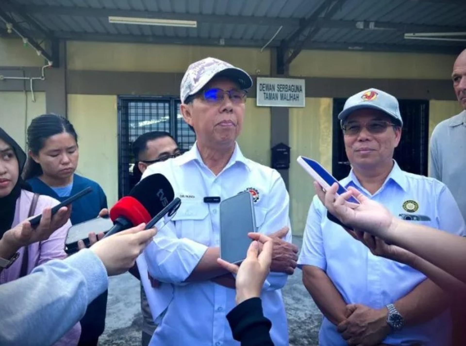 史蒂芬伦迪在古晋马利哈花园多用途礼堂启动口服狂犬病疫苗计划时向媒体讲话。