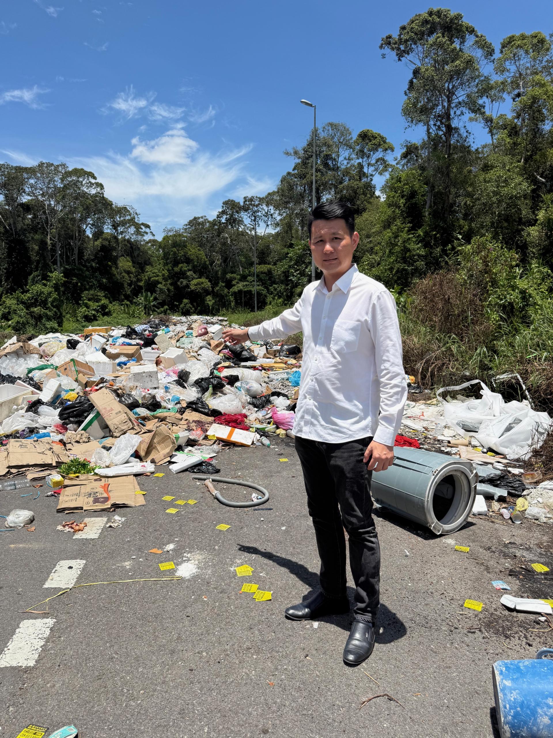 林思健周一亲自到场了解垃圾丢弃马路的情况，并已经提呈当局请求尽快处置。