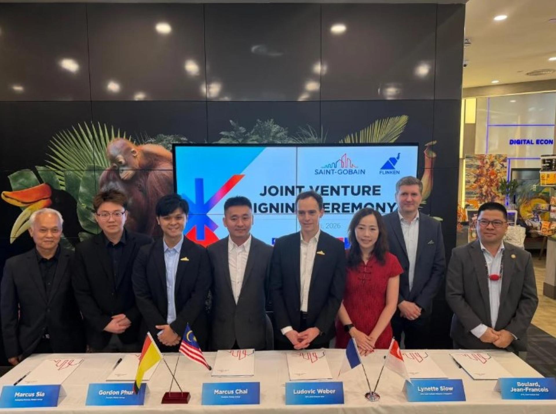 双方在新加坡STATOS展馆签署战略合资协议的合影留念。