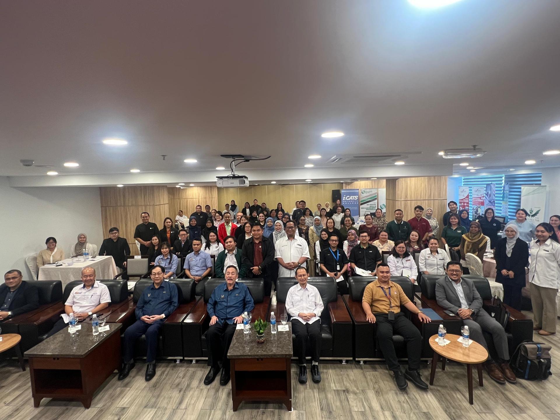 拿督斯里罗伦沙加（前排坐者左4）与出席嘉宾等合影于会上。