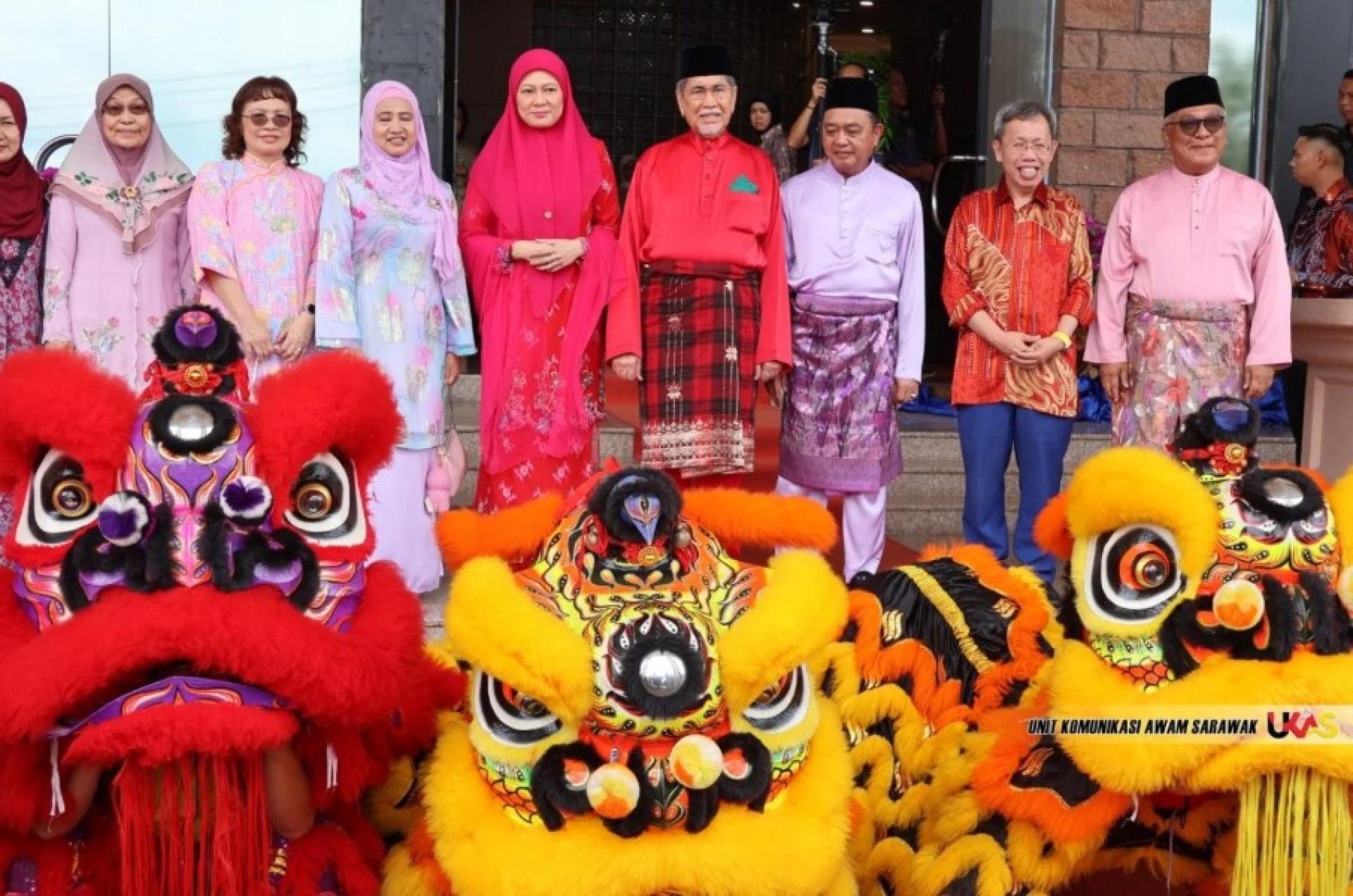 旺朱乃迪与法乌兹亚及嘉宾一同出席i-CATS“团结和谐Gong Xi Aidilfitri 2026”庆典。