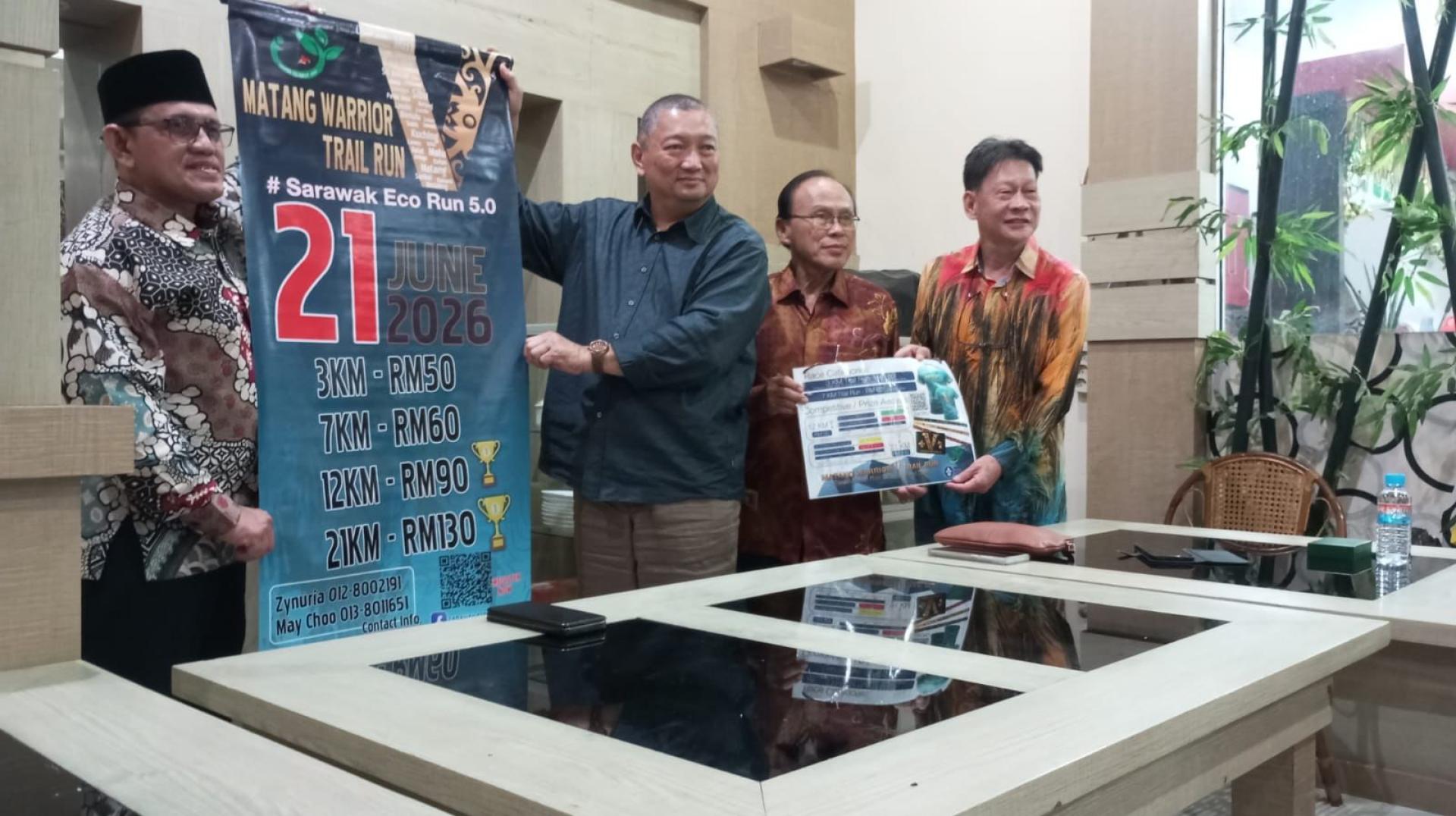 砂拉越童军理事会副会长哈芝佐玛亚（中）移交第五届砂拉越童军生态跑步海报予哈芝赫罗阿迪（左），(右起)第五届砂拉越童军生态跑步筹委活动总监李江勝及马来西亚童军总会砂拉越分会执行秘书扎斯兰阿都拉在旁见证，共同展现双方合作交流的友好成果。