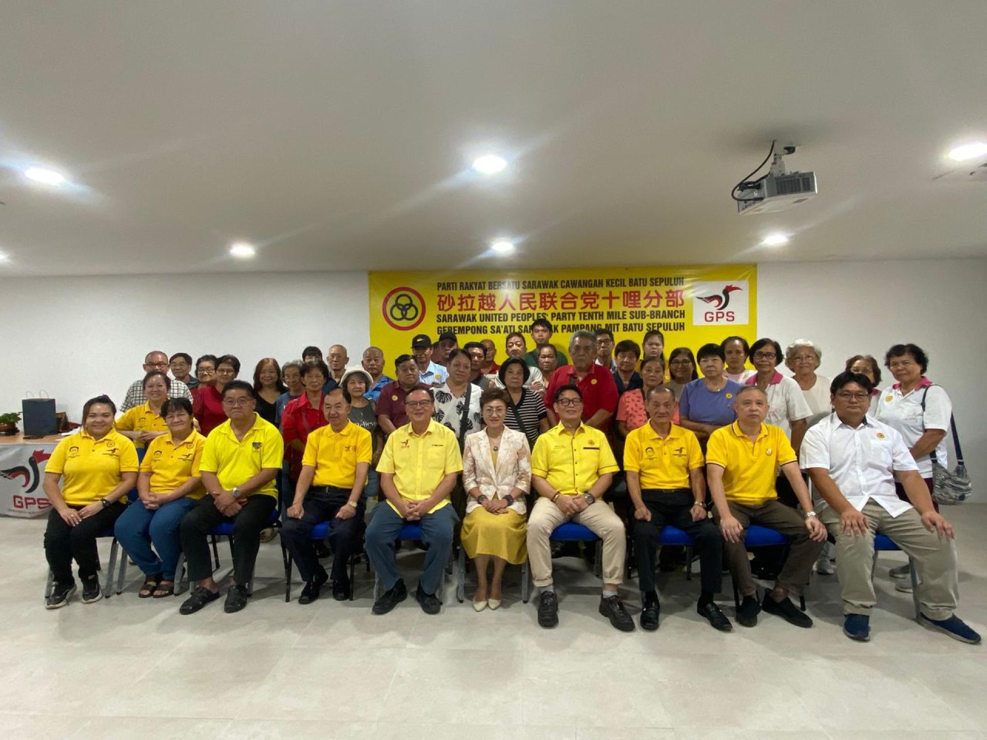 人联党十哩支部新加入的党员与党支部领袖合影。左5为拿督罗克强议员。