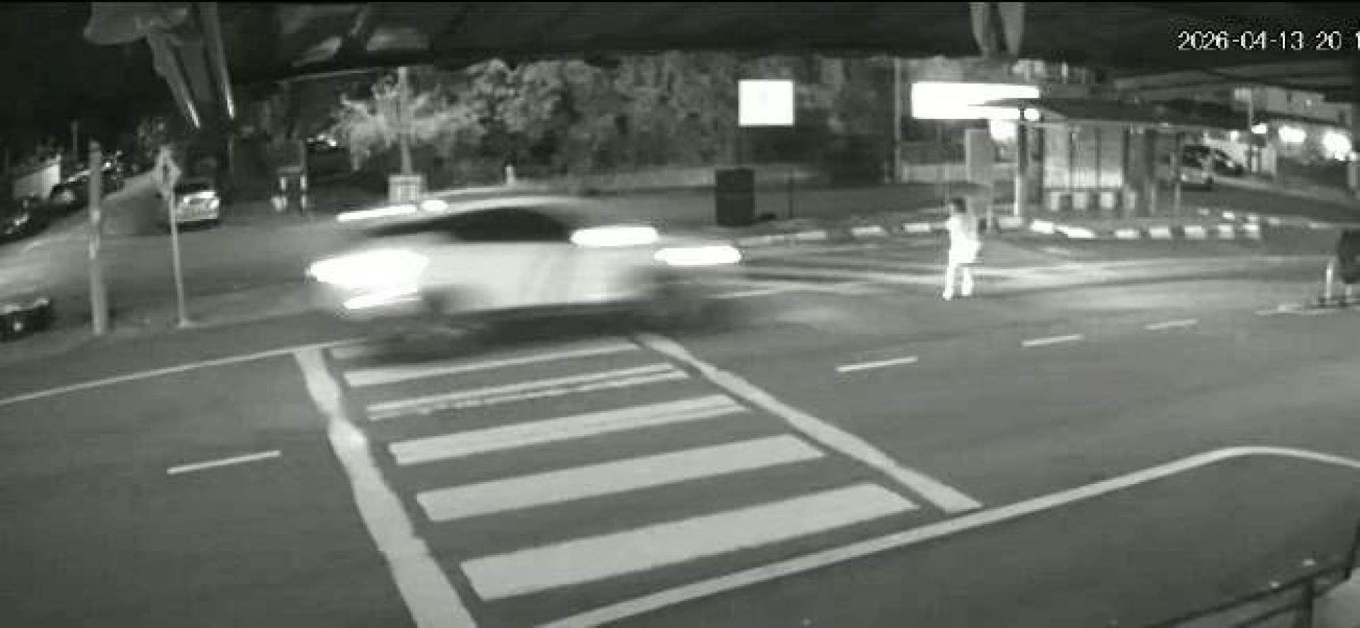 女子过马路时遭到车子撞到。（网络视频）