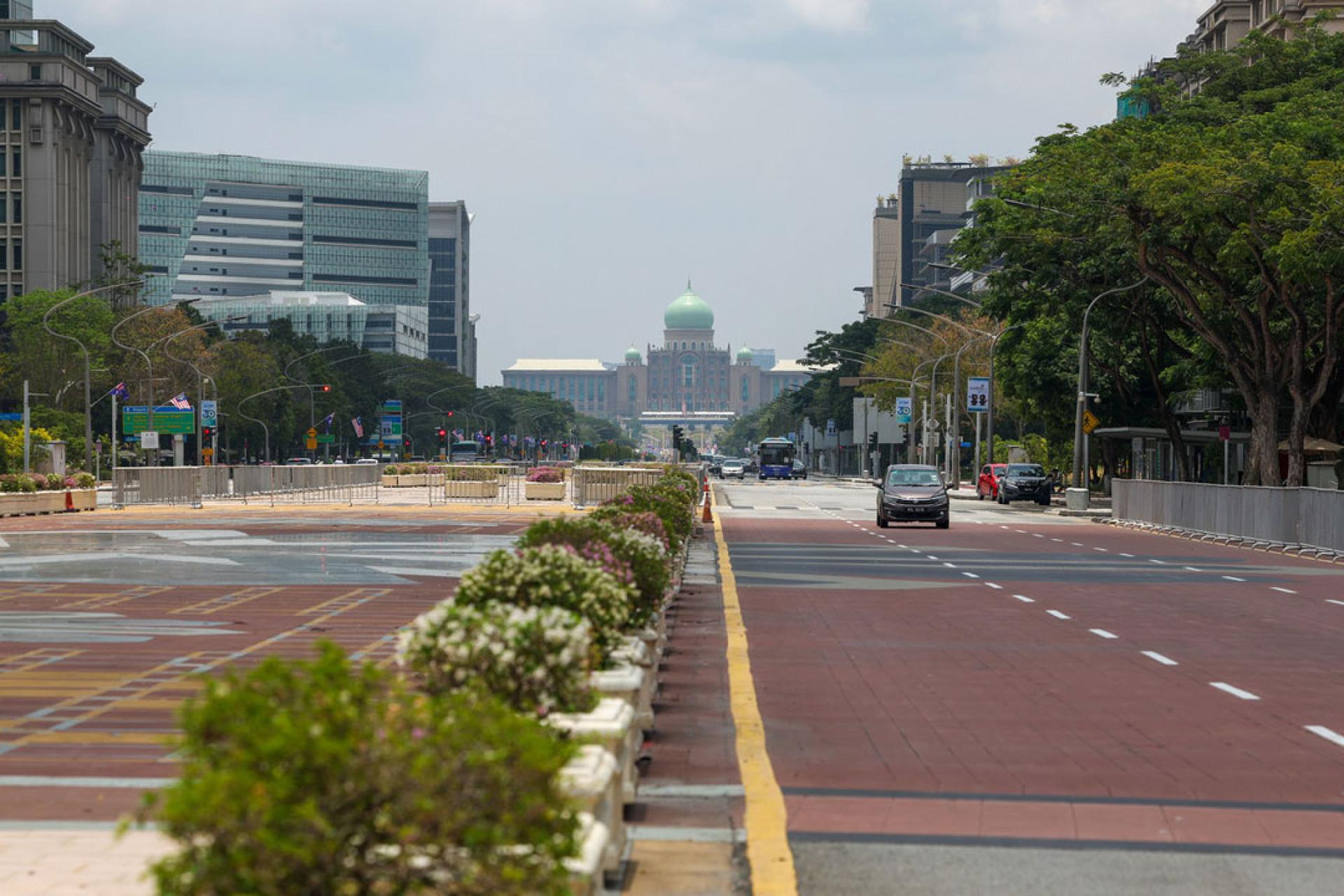 由于公共服务部门从今天起实施居家办公政策，布城的气氛显得较为冷清。