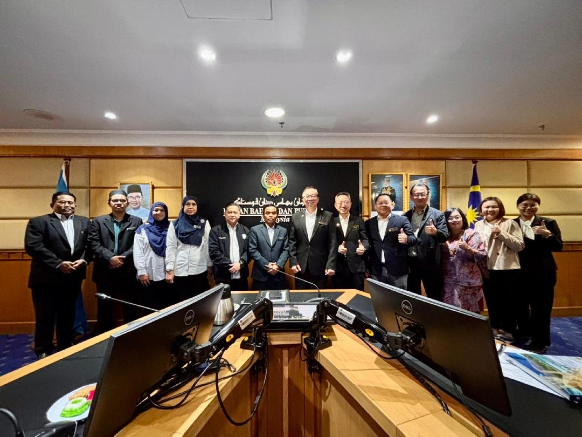 哈扎米宣布成立“华小马来文阅读本出版工委会”及“华小马来文活动工委会”，和华理会共同为两项计划进行进一步的工作会议。