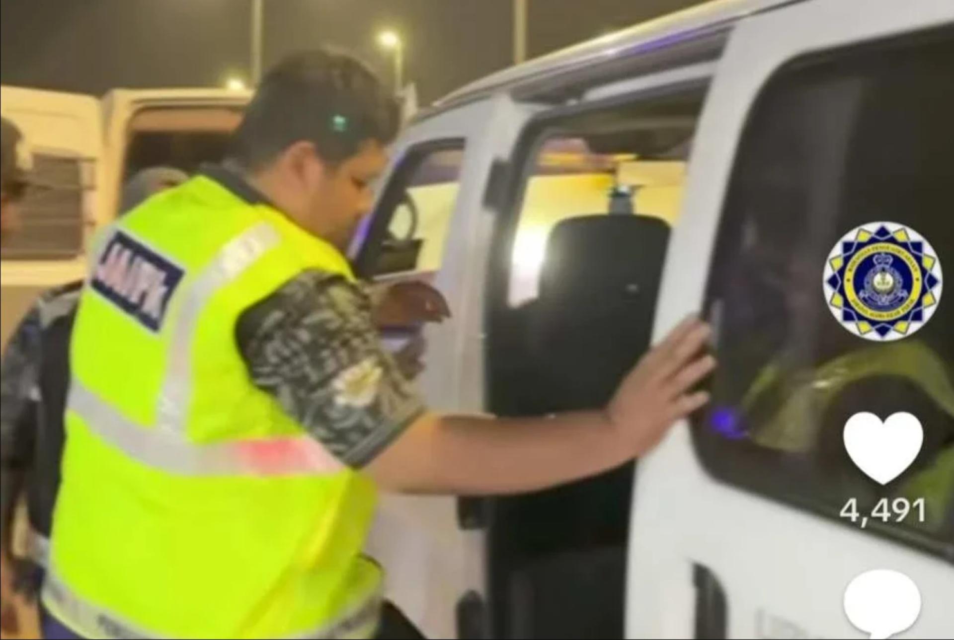 警方联手霹雳州伊斯兰宗教局在半港取缔一间卡拉OK，逮捕22人。