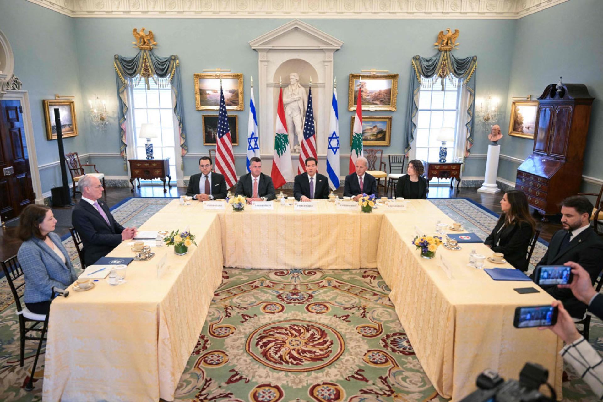 黎巴嫩、以色列和美国代表在美国务院举行三方会谈。后中为鲁比奥。